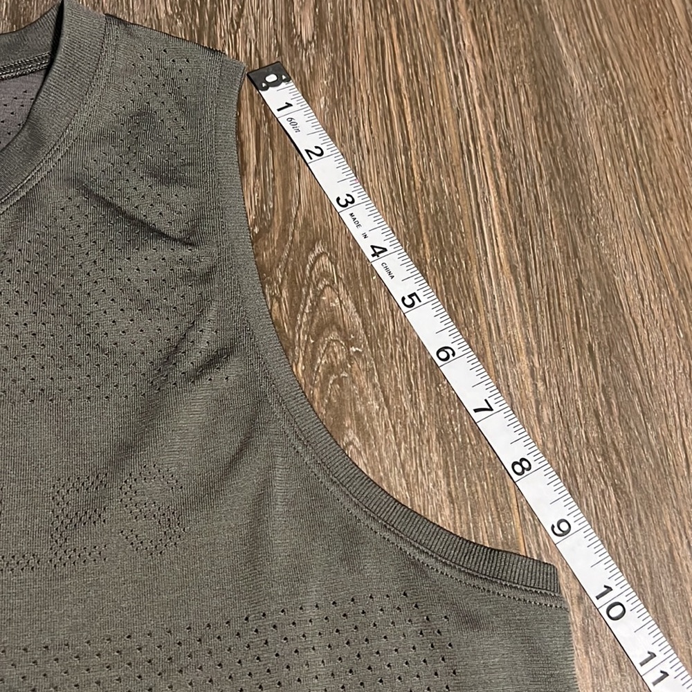 Lululemon Swiftly Breathe Crop Tank
Los Angeles / Grey Sage Size 10 - Picture 11 of 13